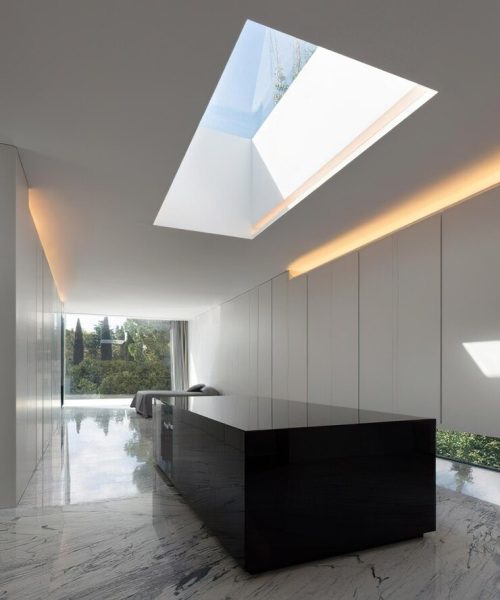 kitchen-with-skylight-that-is-table_875037-8876